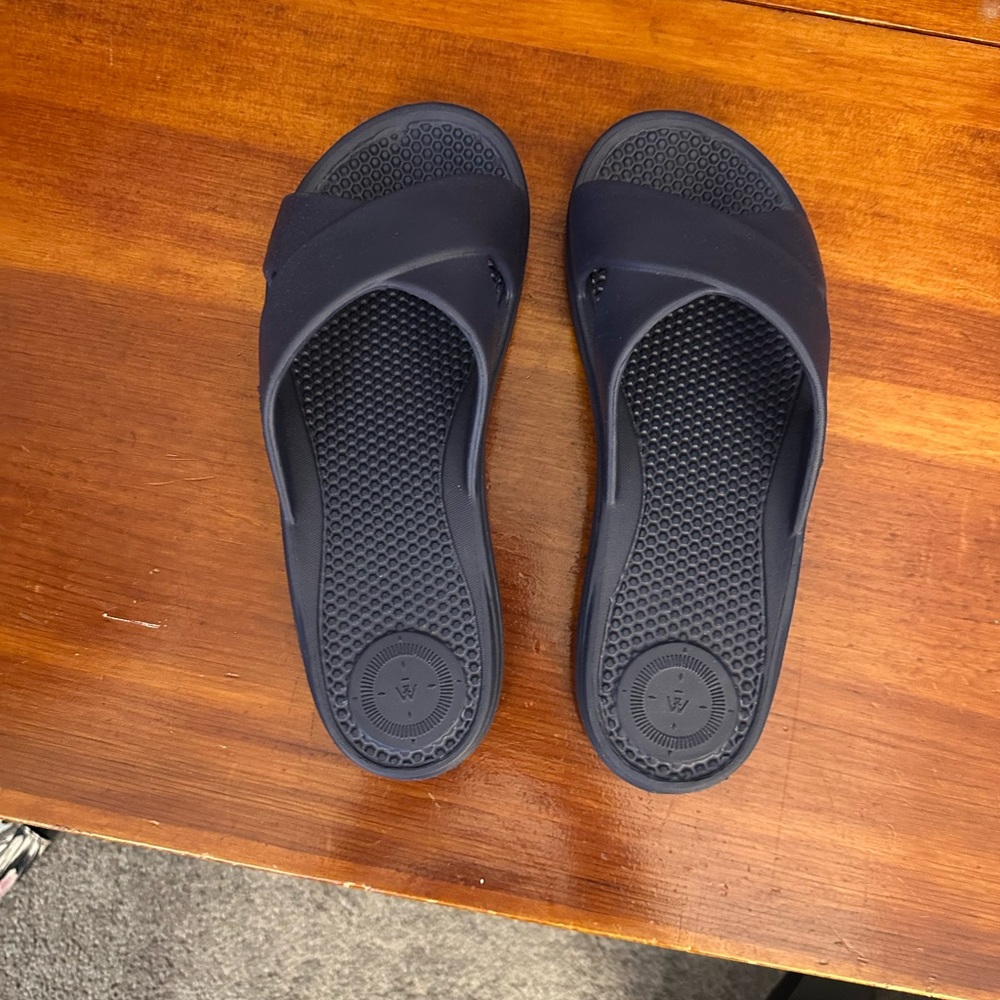 Totes Navy Blue Women's Cross Slide Sandals Size 7 NWOT